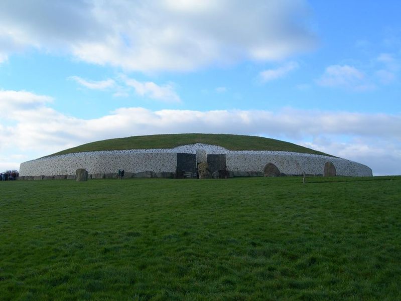 799px-Newgrange.JPG