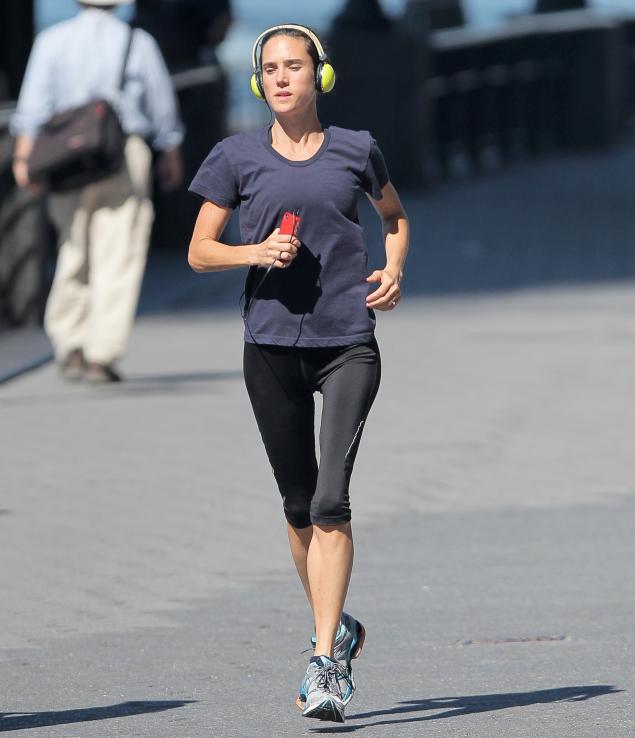 Jennifer-Connelly-Running.jpg
