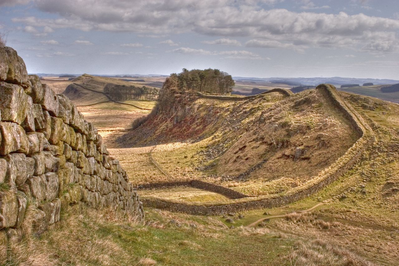 Hadrian%C2%B4s_Wall_near_Housesteads_Fort.jpg