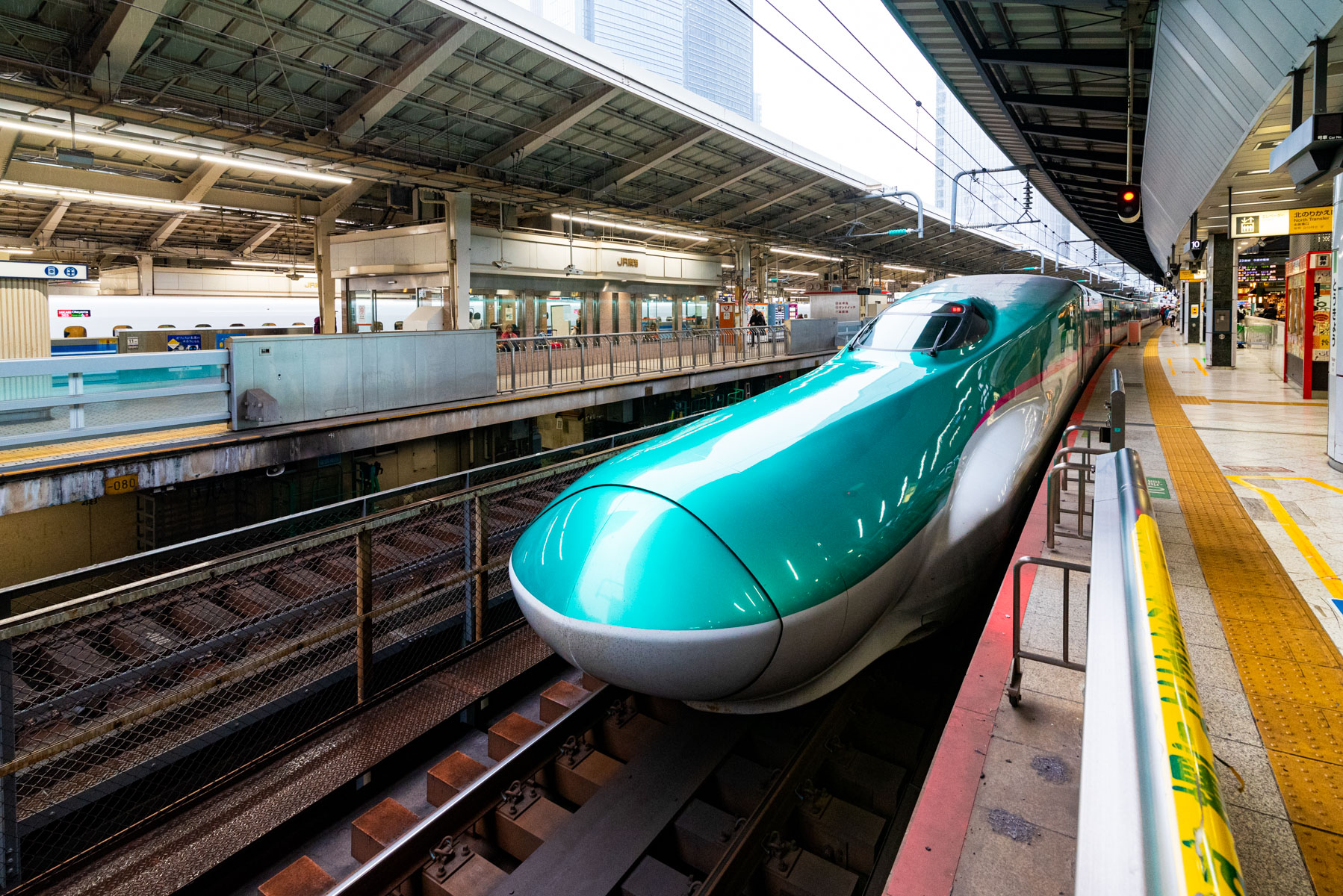 Shinkansen-bullet-train-Tokyo-Station.jpg