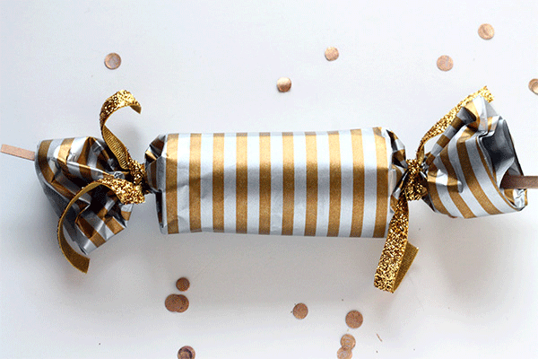 121813-christmas-crackers-gif.gif