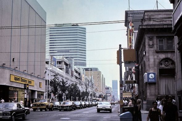 2011211-Eaton_centre-queen80s.jpg