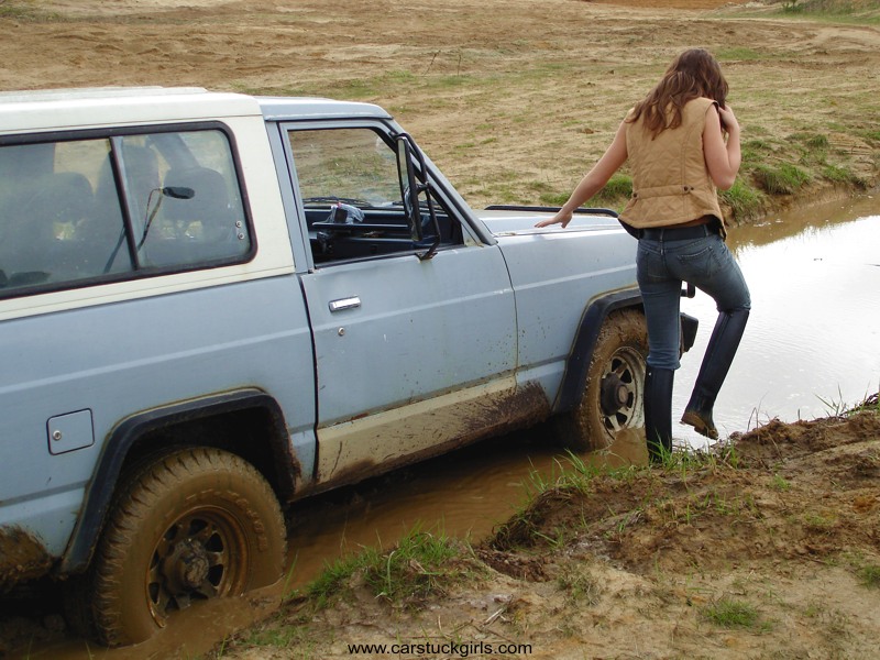 car_stuck_girls_ridingboots_mud_005.jpg