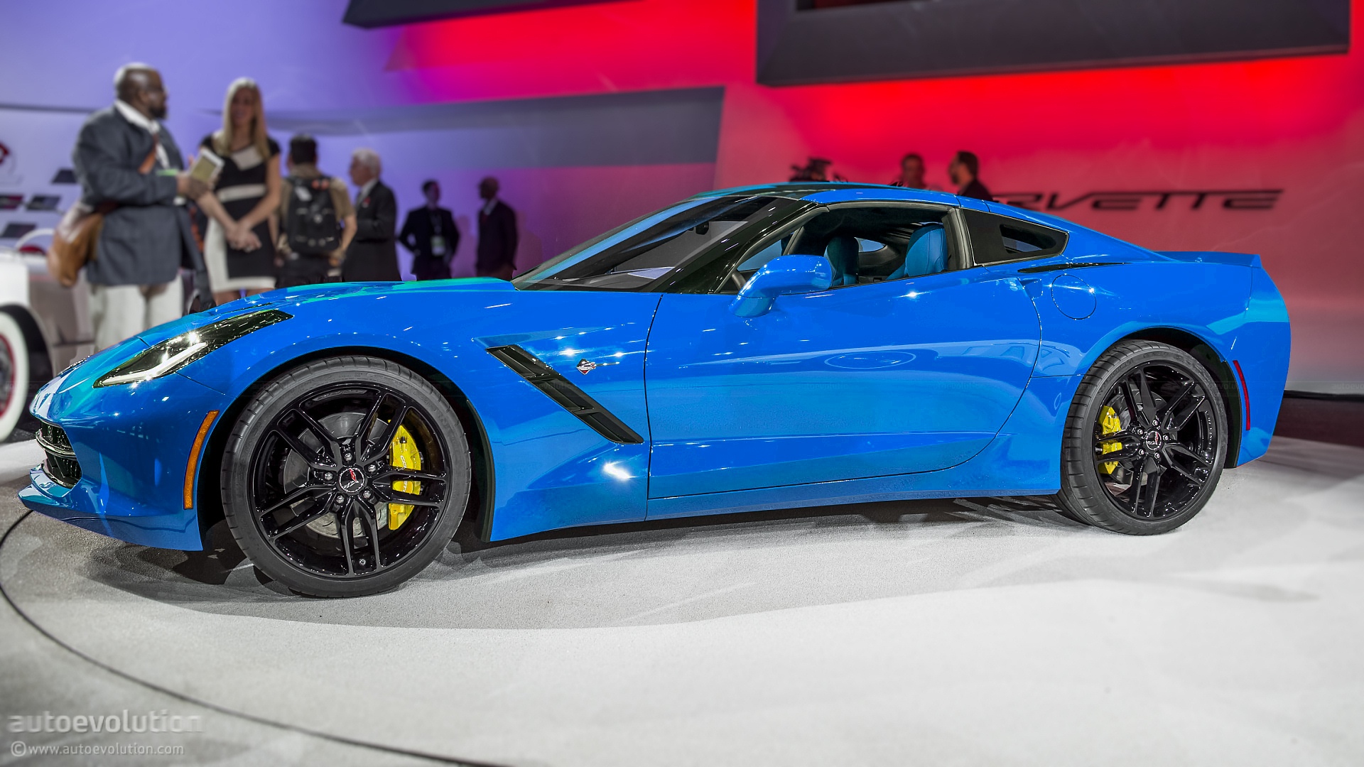2014-corvette-c7-stingray-looks-great-in-blue_1.jpg