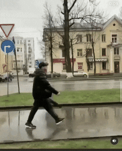 Amazing-Way-To-Open-An-Umbrella.gif