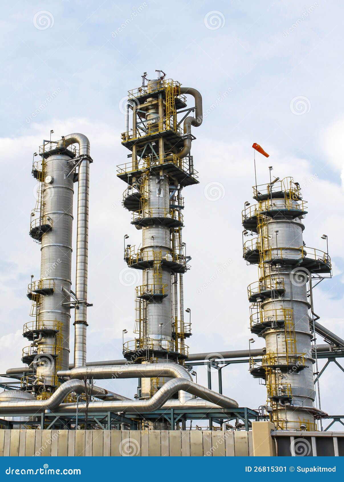 refinery-tower-26815301.jpg