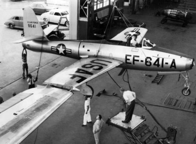 Republic_EF-84D_tom-tom_in_hangar.jpg