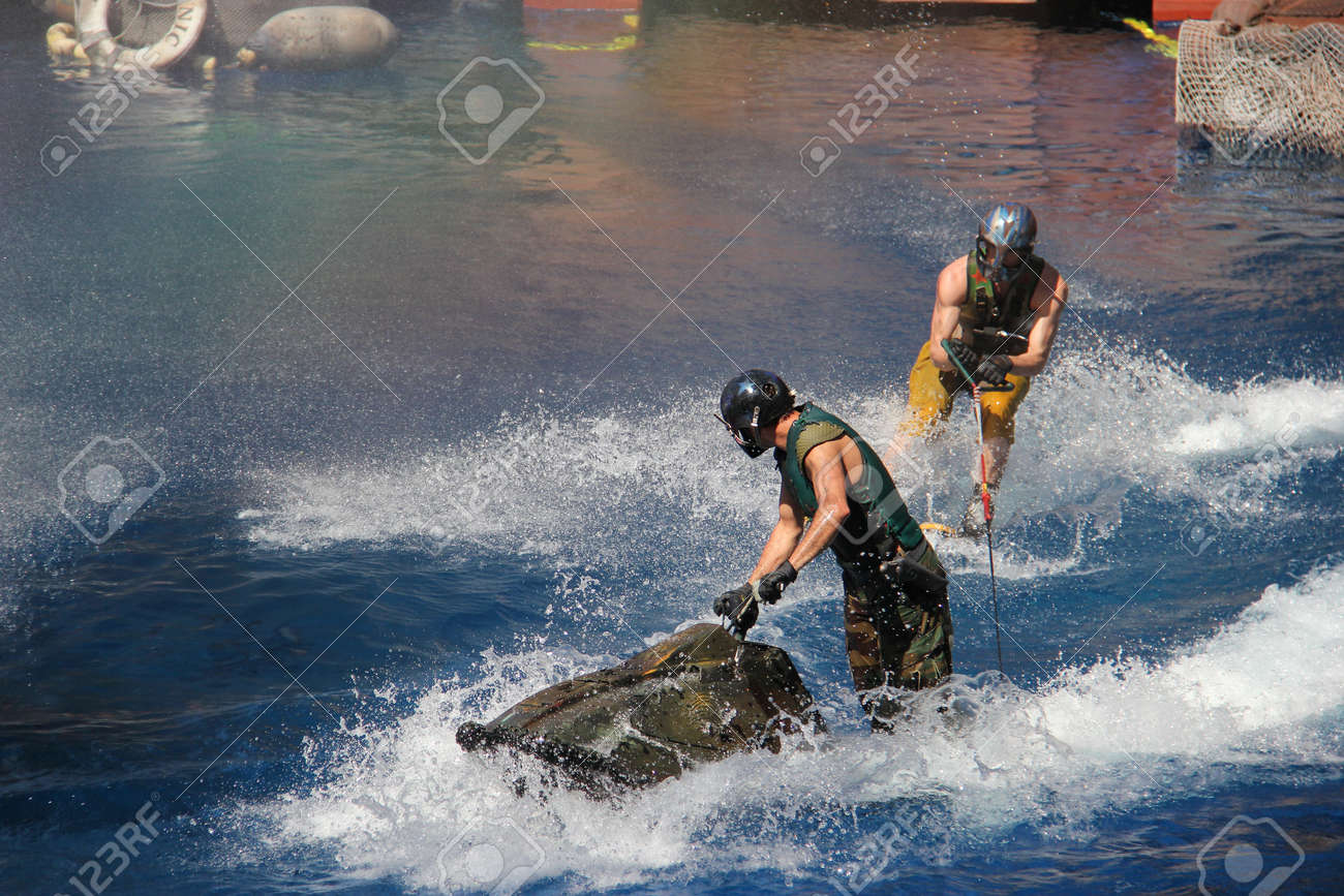 37953689-Los-Angeles-California-USA-March-12-2015-Water-Stunt-Show-called-Waterworld-A-Live-Sea-War-Spectacul-Stock-Photo.jpg