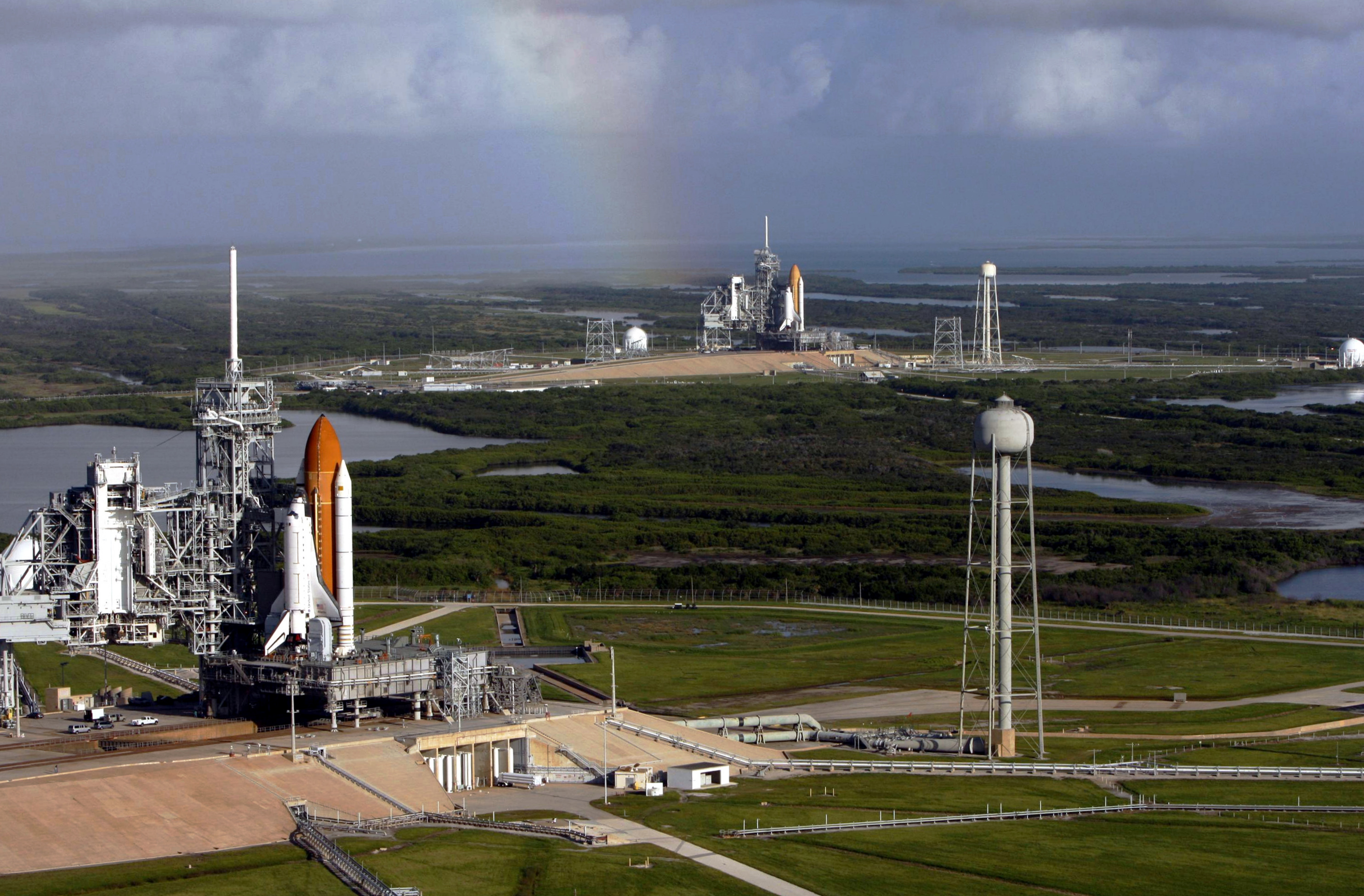 Space_shuttles_Atlantis_(STS-125)_and_Endeavour_(STS-400)_on_launch_pads.jpg