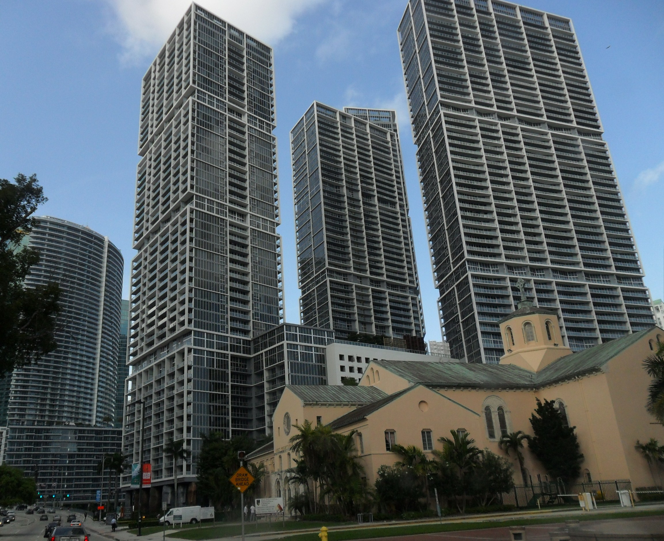 Icon_Brickell_Towers_from_the_south_on_Brickell_Ave.JPG