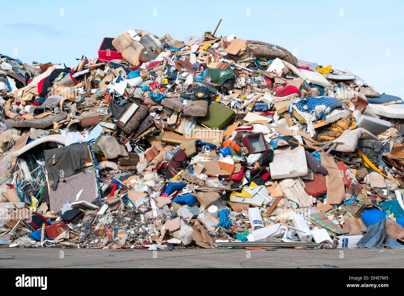 waste-dump-rubbish-heap-in-erfurt-thuringia-DH07M5.jpg