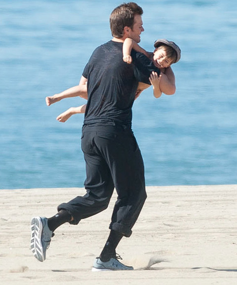 tom-brady-playing-beach-photos-0115-480w.jpg