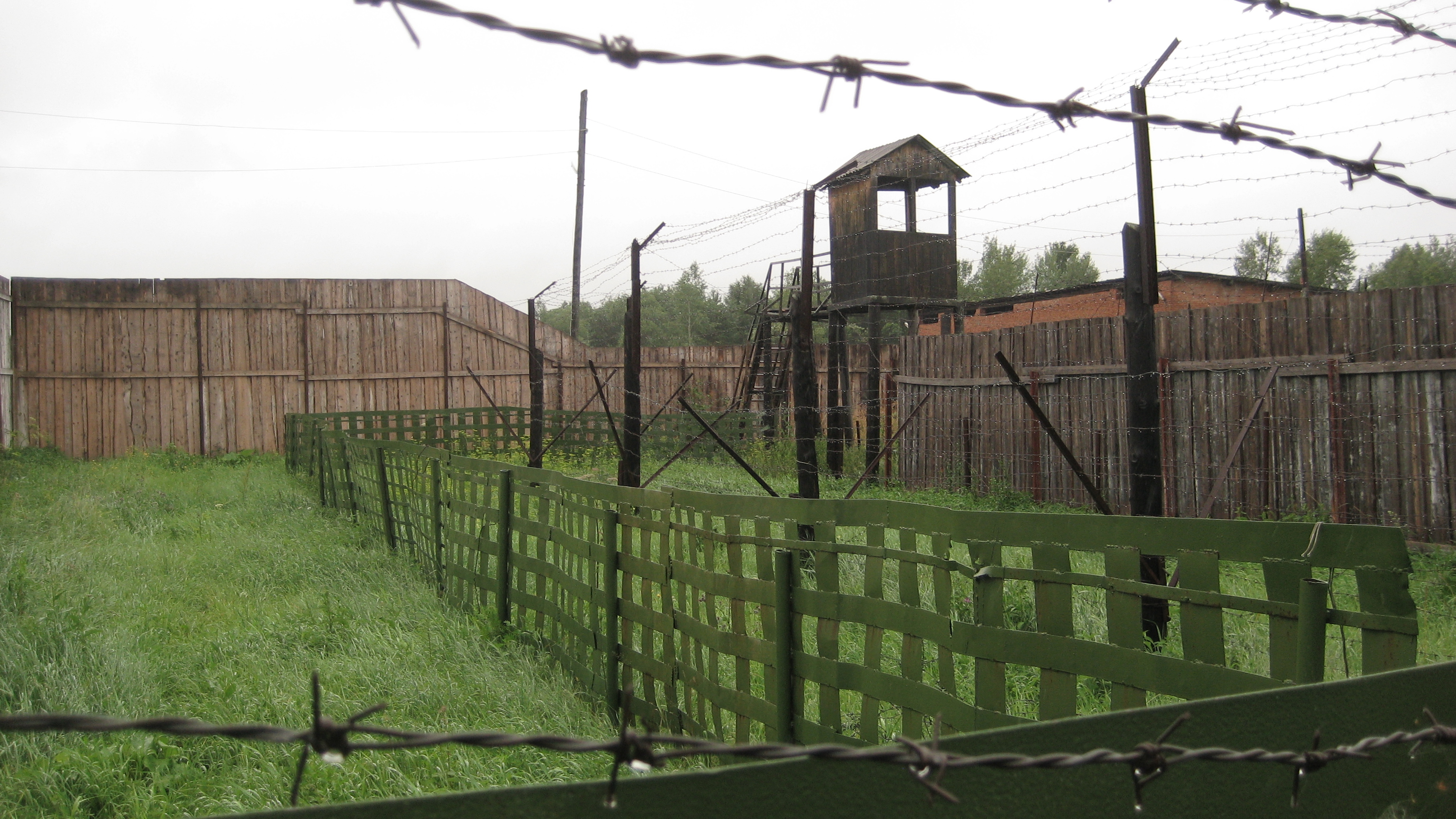 The_fence_at_the_old_GULag_in_Perm-36.JPG