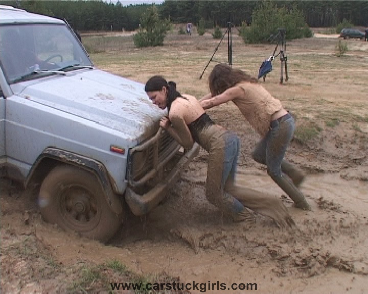 car_stuck_girls_ridingboots_mud_025.jpg