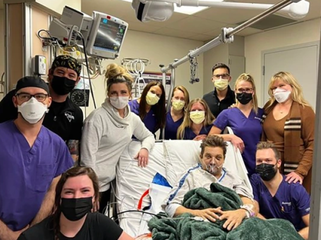 jeremy-renner-hospital-staff-640x480.png