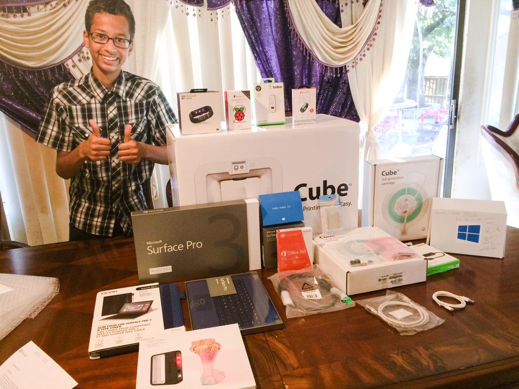 ahmed-mohamed-receives-free-surface-band-and-software-from-microsoft-492189-2.jpg