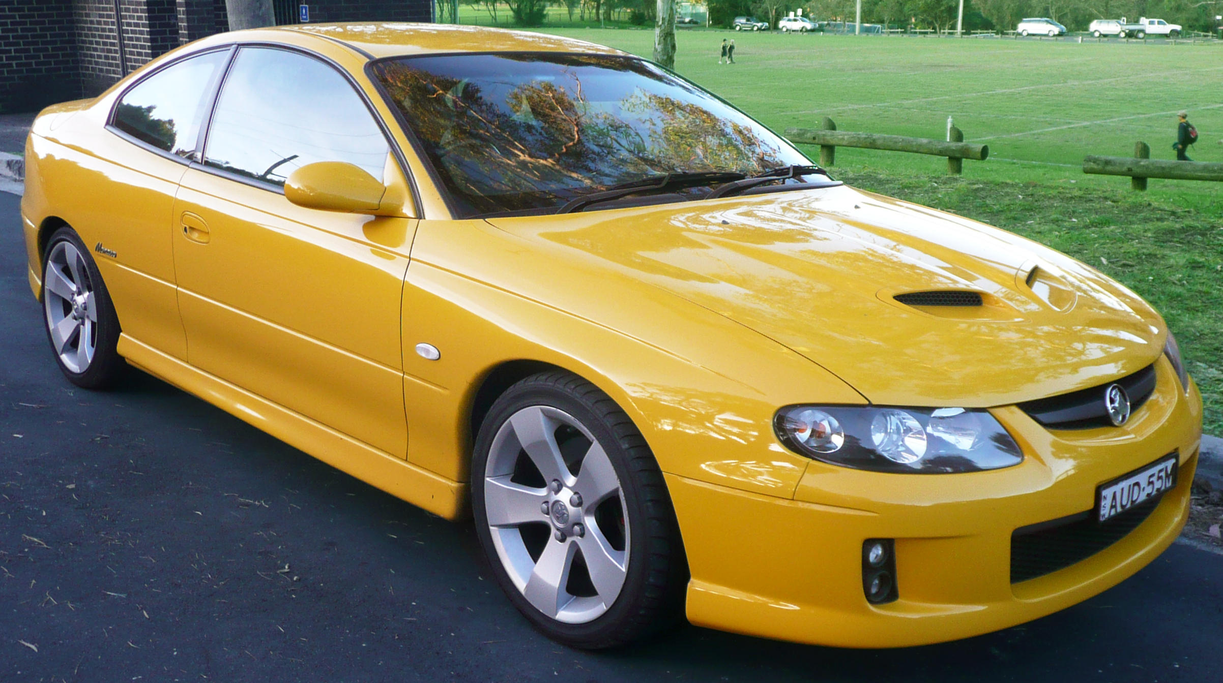 2004-2005_Holden_VZ_Monaro_CV8_coupe_01.jpg
