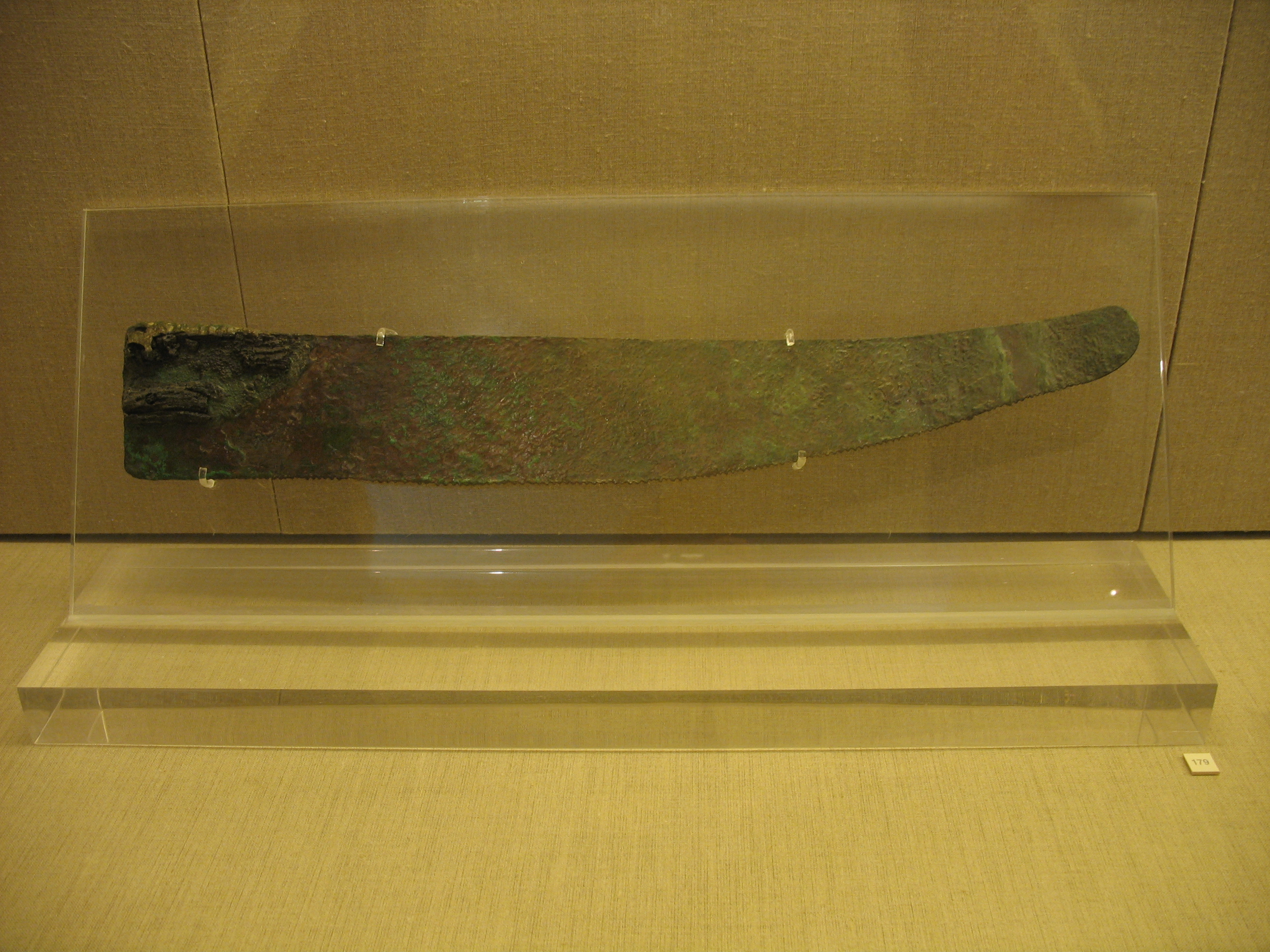 Cycladic_bronze_saw.JPG