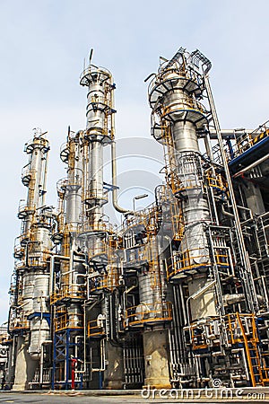 refinery-tower-26815241.jpg