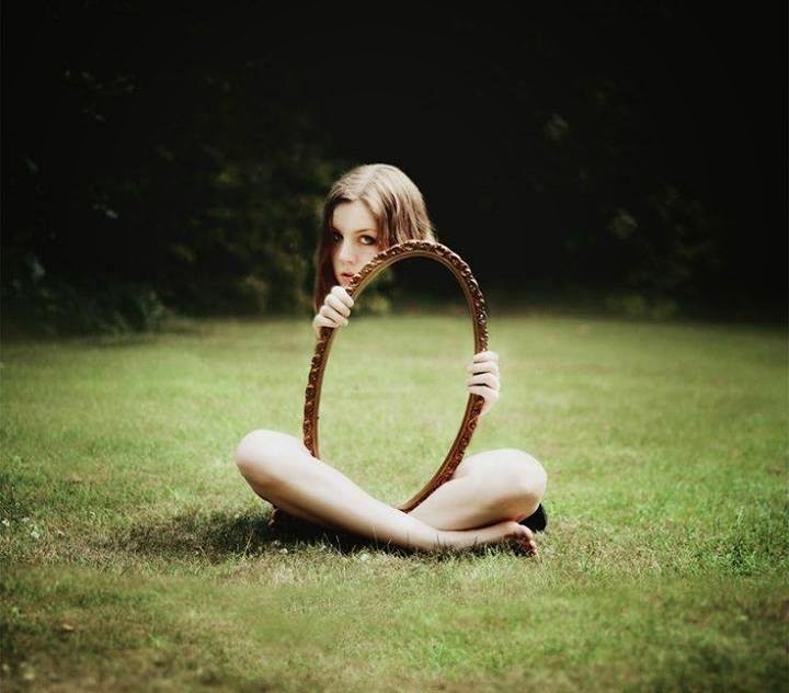 Mind+Blowing+Mirror+Photography-girls-01.jpg