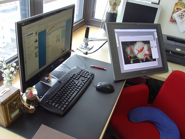 5947caa2a9b3b559c47e88ccc93b3576--desk-setup-cintiq.jpg