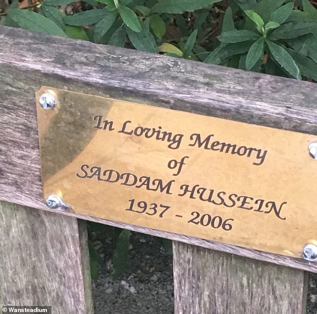 6384056-6405991-A_plaque_has_appeared_on_a_bench_in_east_London_which_appears_to-m-34_1542640418938.jpg