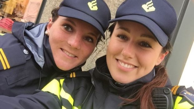 cf9f9016_politie_agentes_vinden_telefoon_en_maken_selfie_0.jpg