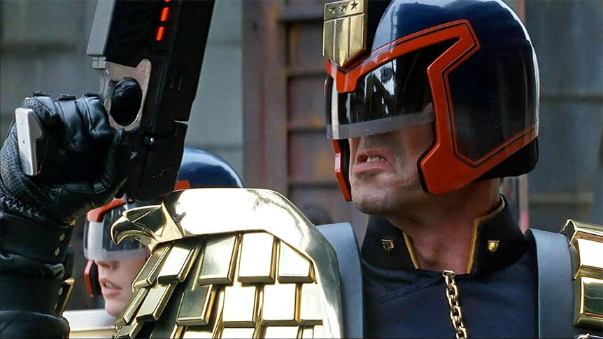 judgedredd-stallone-gun.jpg