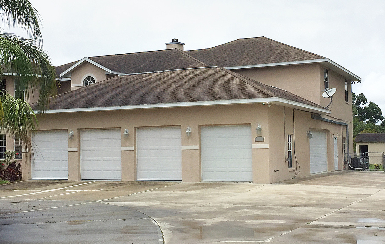 Facebook_Sarasota_Homes_Huge_Garage.jpg