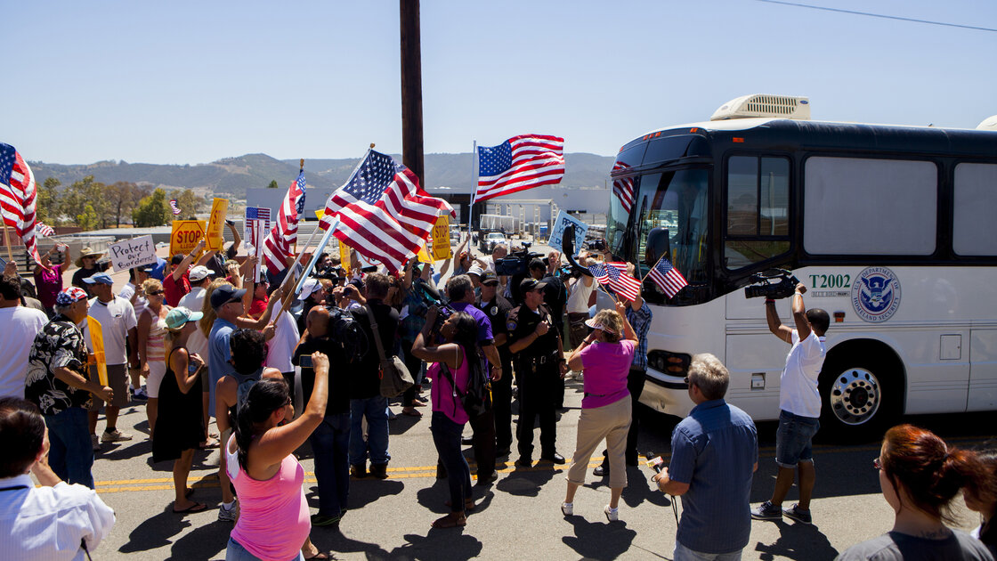 bus_immigrant_wide-580756a7d050d86c6721cd7bb99a1ed200a6fa64-s40-c85.jpg