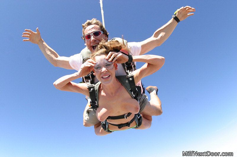 naked-skydiving-31.jpg