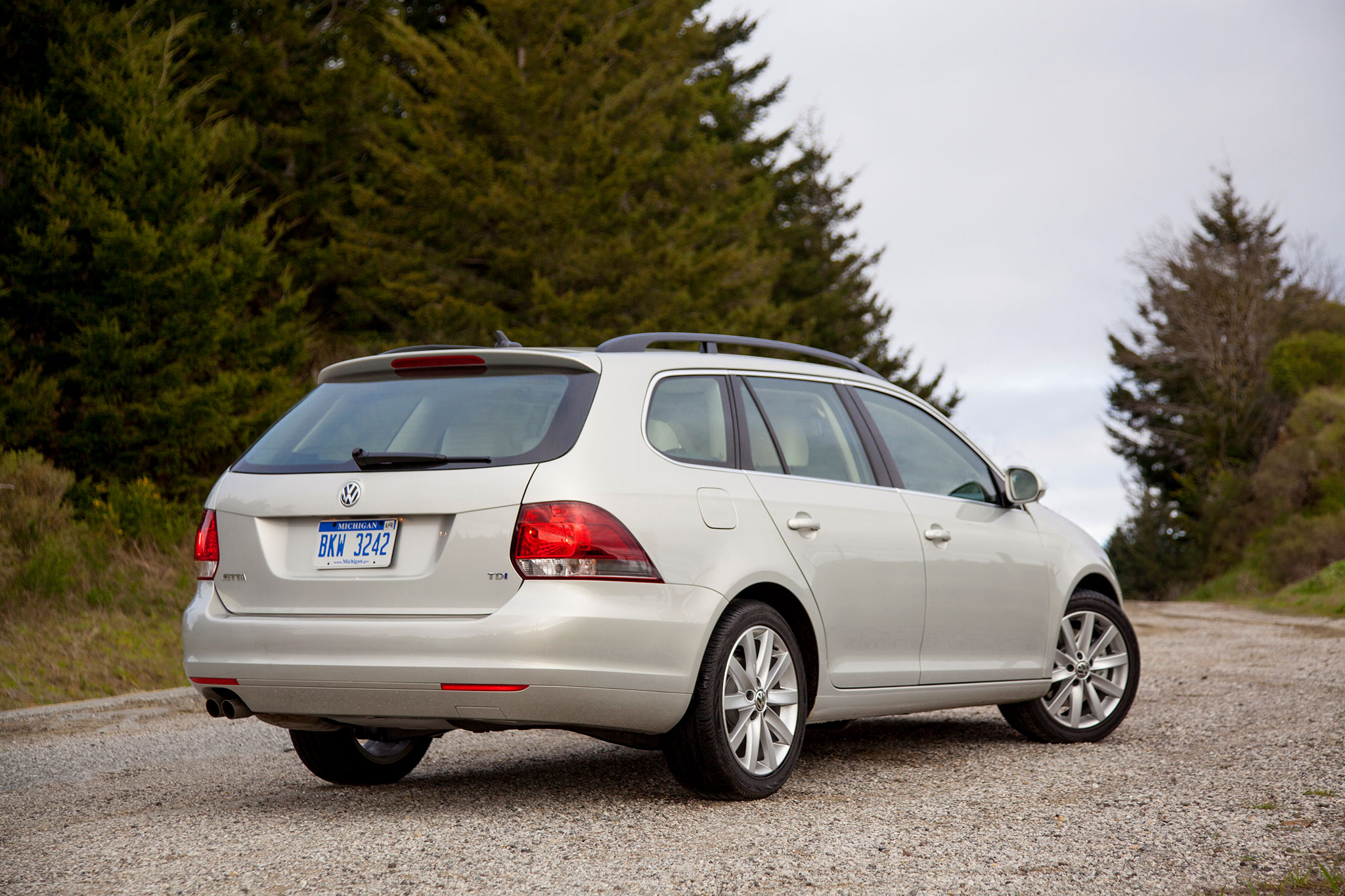 2014-Volkswagen-SportWagen-rear-passengers-side.jpg