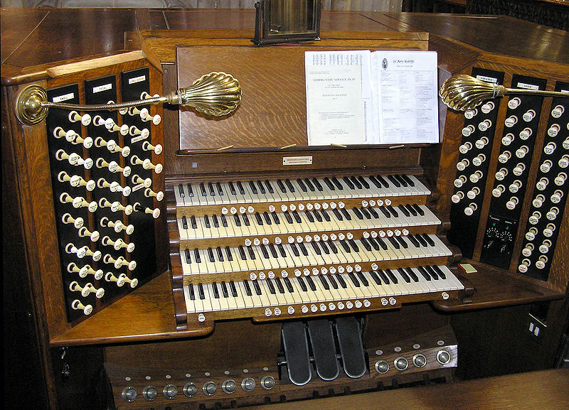 800px-Pipe.organ.console.arp.jpg