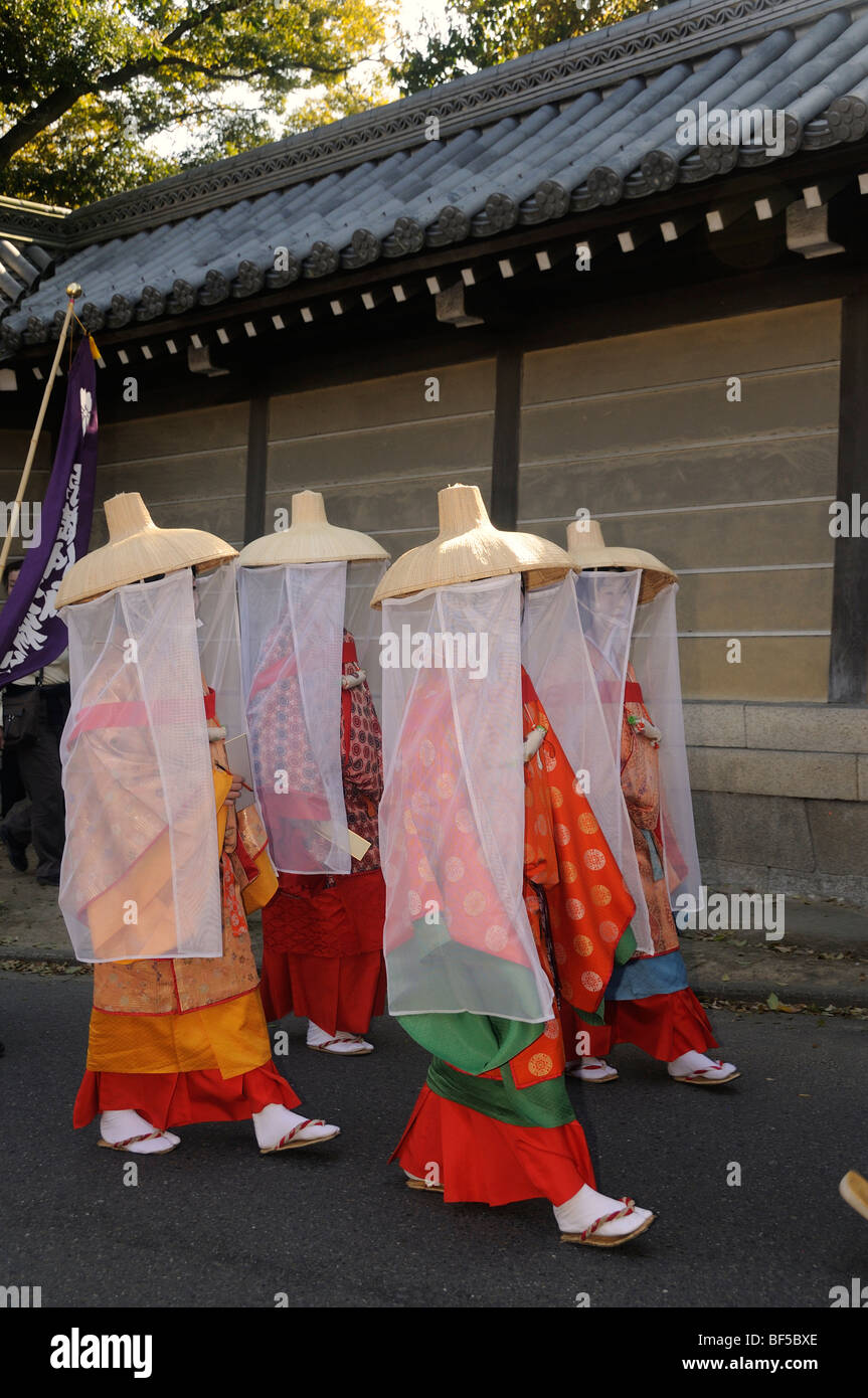 women-wearing-historical-clothing-from-the-heian-period-procession-BF5BXE.jpg