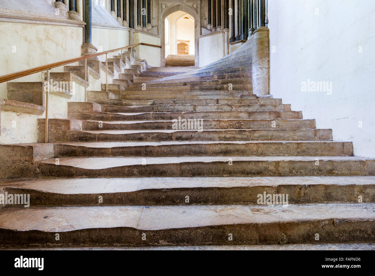 the-sea-of-steps-to-the-chapter-house-in-wells-cathedral-wells-somerset-FAFND6.jpg