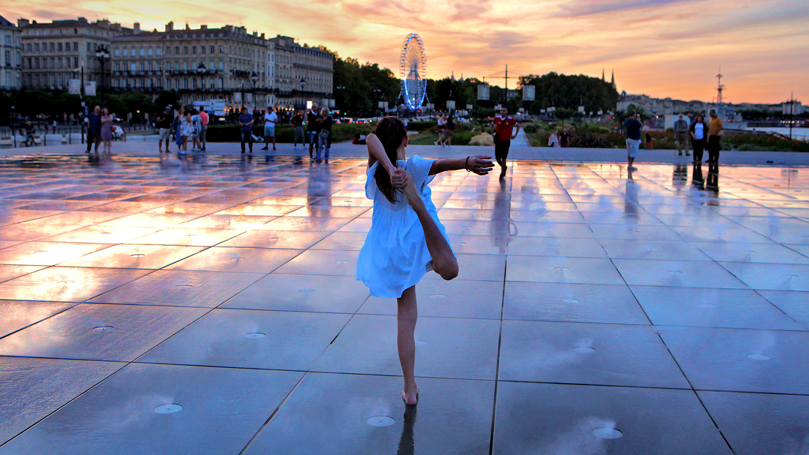 Bordeaux-water-mirror-dancer.jpg