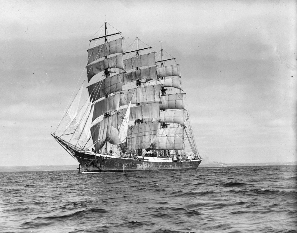 Passat-sailing-from-Falmouth-July-1939.jpg