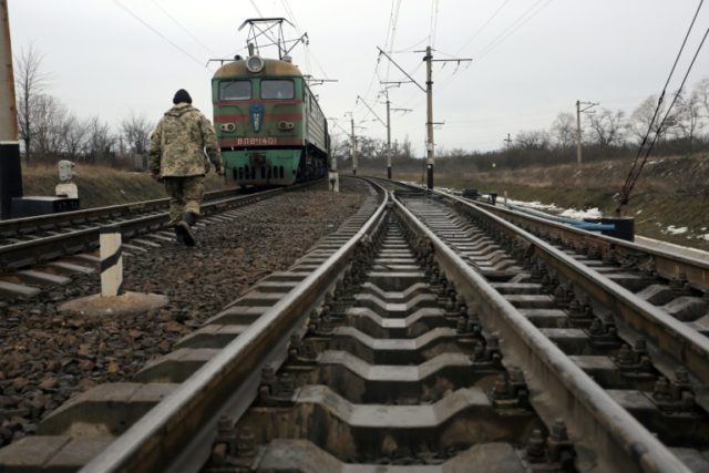 0d780e_catching-russian-man-who-stole-pieces-metal-connected-rail-tracks-saint-640x427.jpg