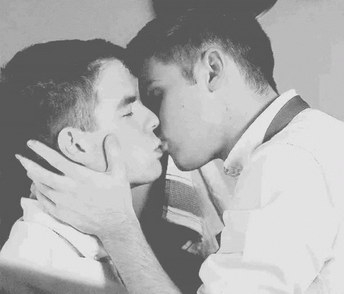 guys-kissing.gif