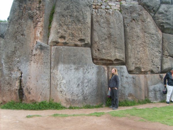 3557613-the-megaliths-of-saqsayhuaman-0.jpg