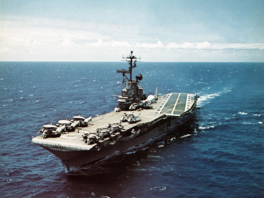 USS_Hornet_%28CVS-12%29_underway_in_1969.jpg