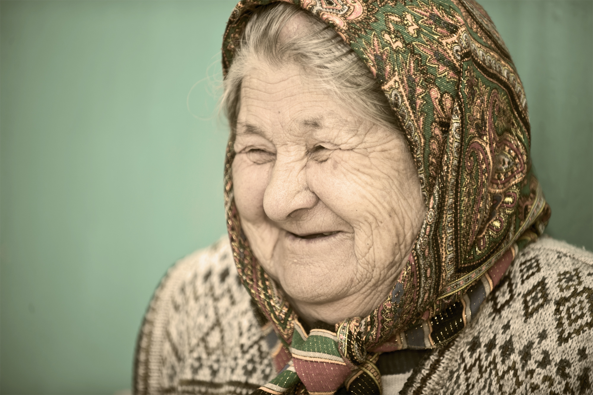 Old_woman_in_Kyrgyzstan_(2010).jpg