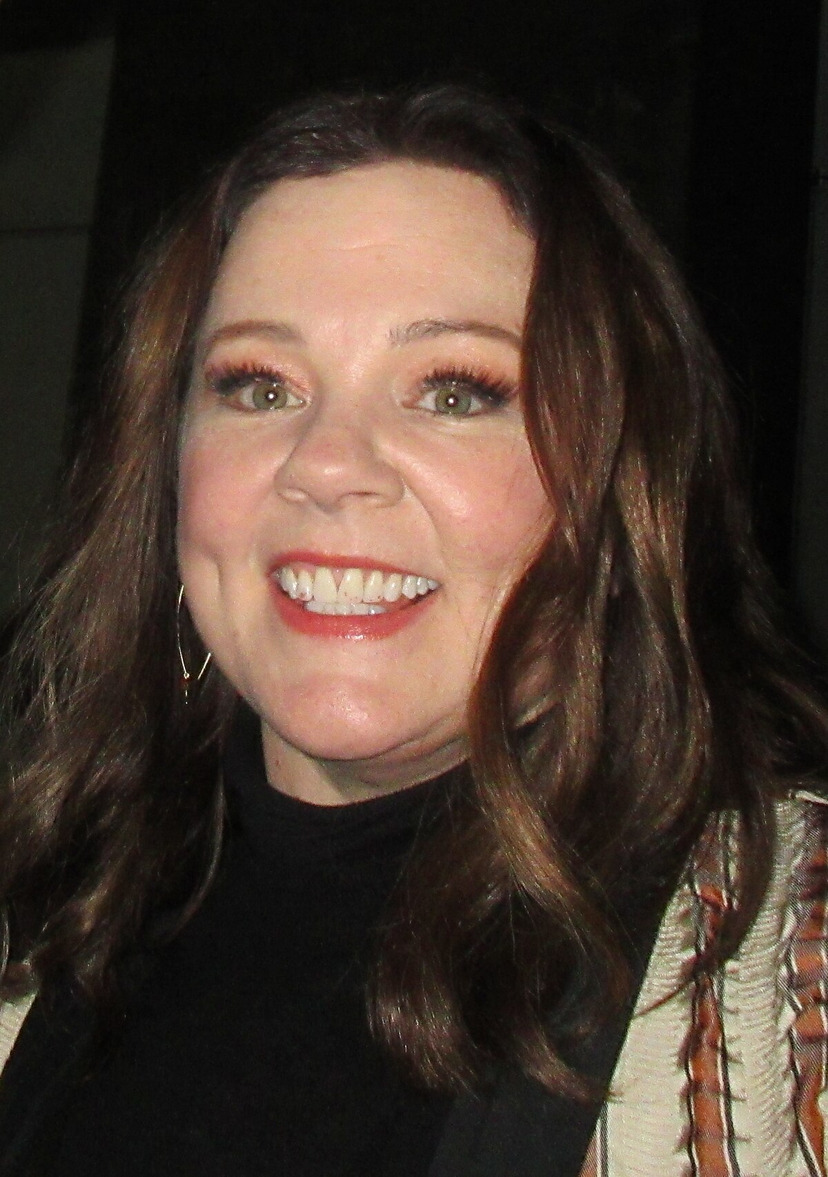 1200px-Melissa_McCarthy_in_2018_%28cropped%29.jpg