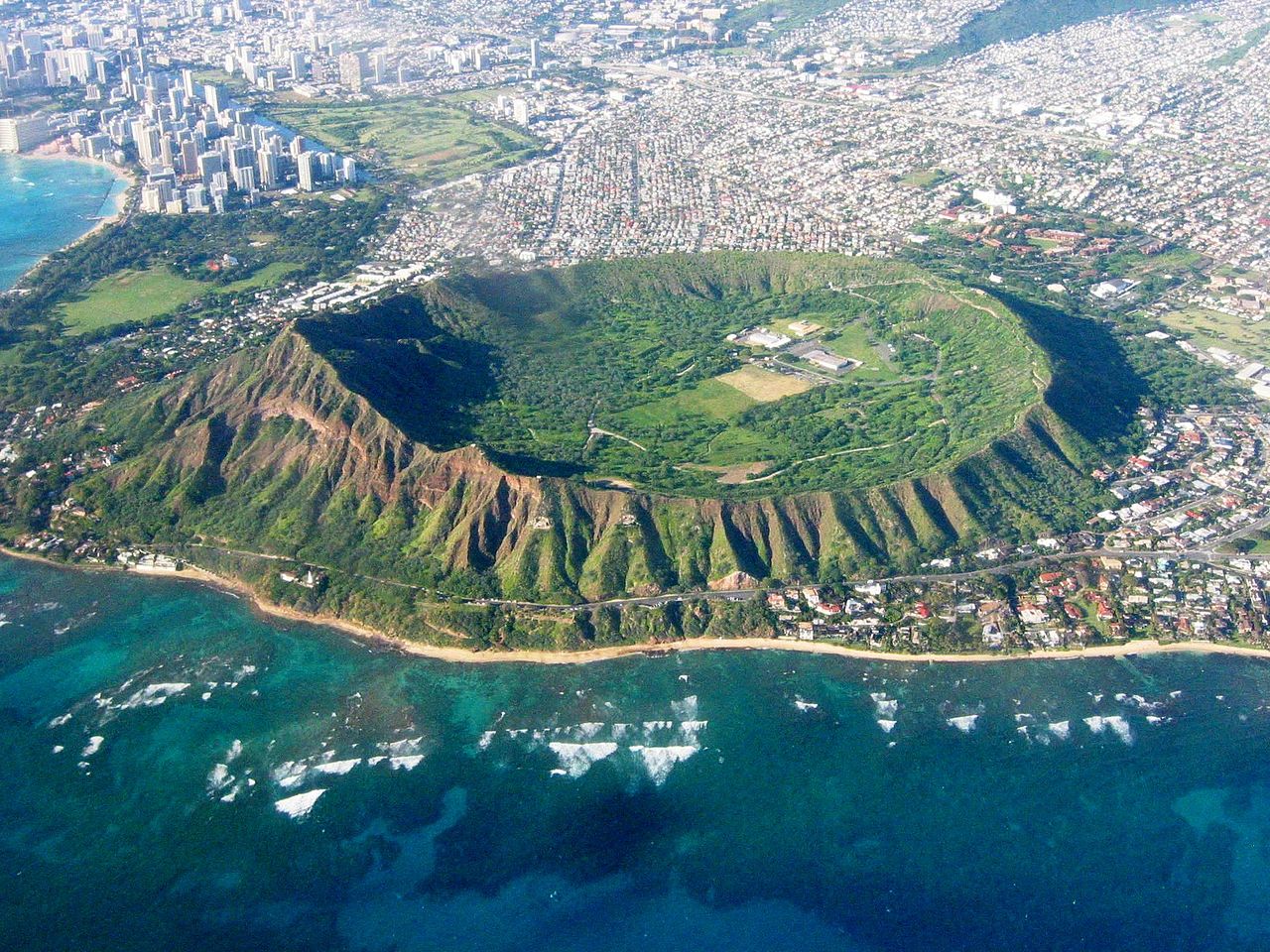 1280px-Head_East_Aerial_View%2C_Waikiki_and_Honolulu_Hawaii%2C_Summer%2C_Winter_%E2%89%A1_Eric_Tessmer%2C_Molokai%2C_Hawaii_-_panoramio.jpg